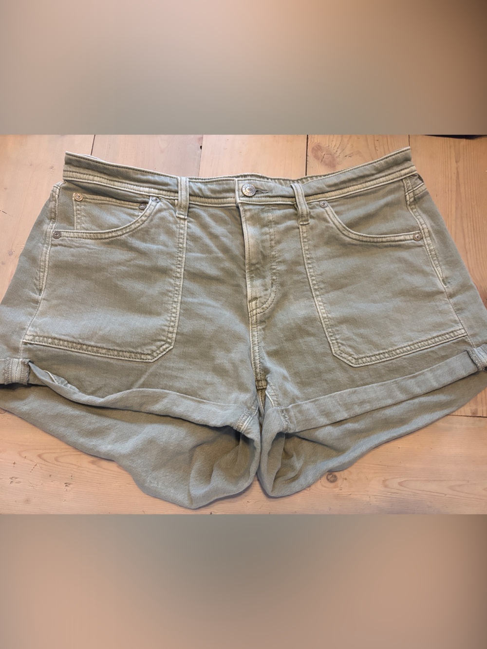 American Eagle easy Shortie Women’s Shorts in Olive Green size 10